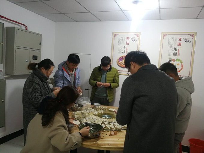 冬至陽生春又來，溫暖感恩促情誼——廣德路項目部舉辦包餃子活動
