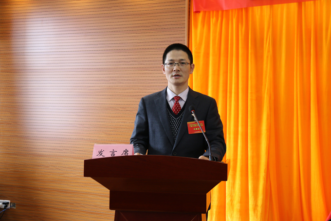 公司黨委副書記、總經(jīng)理方申柱作工作報告